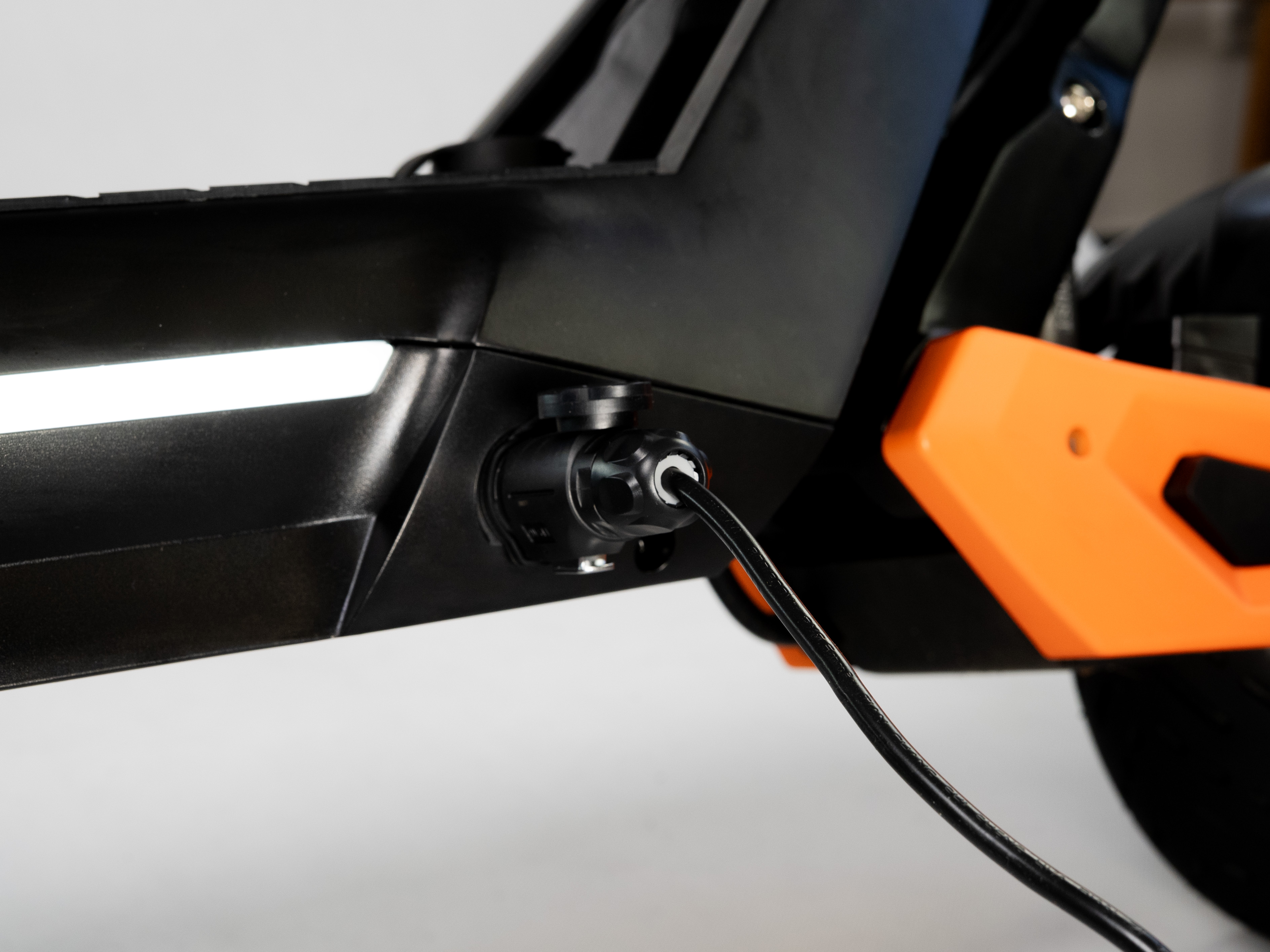 LP16 Nabíjecí port