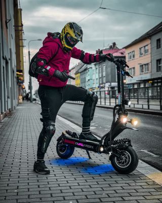 Právě jsem dotestoval lambo mezi elektrickýma koloběžkama pro našeho klienta se #sizzapp GPS trackovacím systémem....