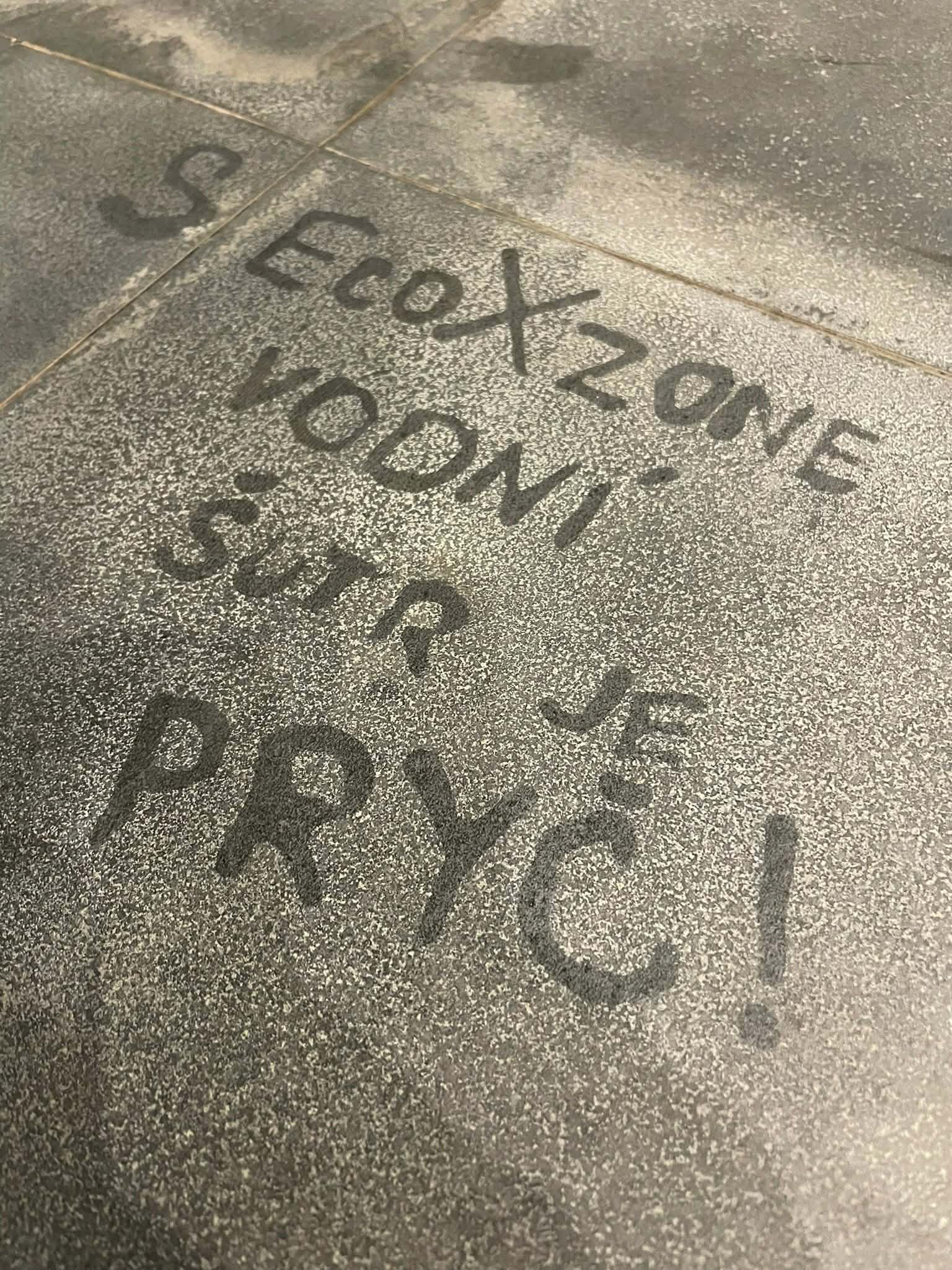Vodní kámen odstraněný čističem EcoXzone