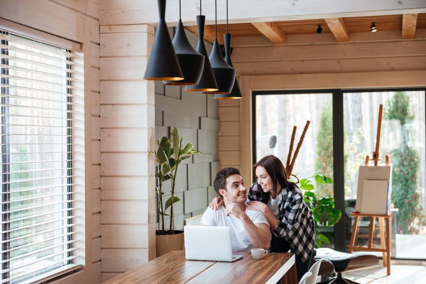 Stropní svítidla do obývacího pokoje: Jak si vybrat ta nejlepší?