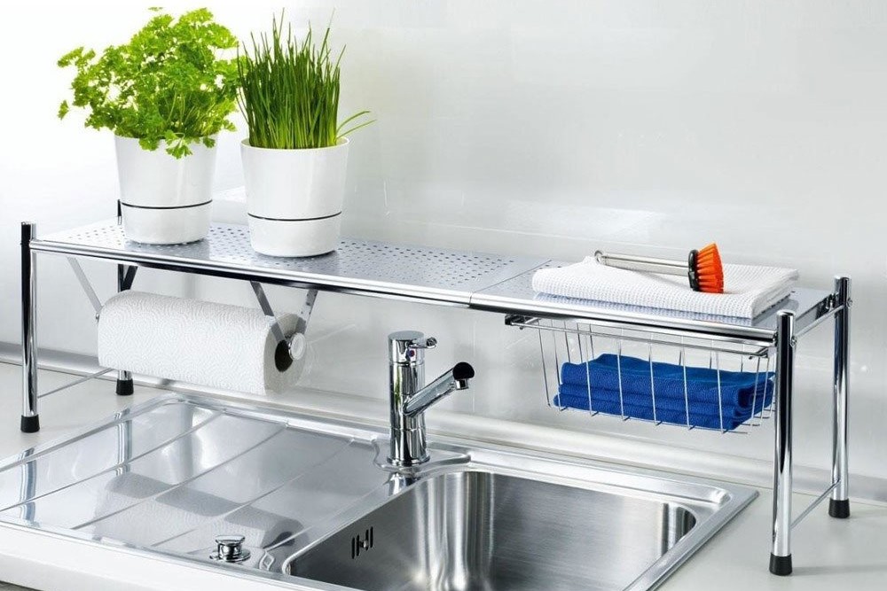 Teleskopická police do kuchyně šetří místo a dává věcem řád