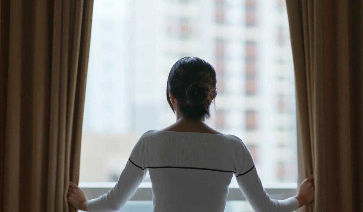 Způsob, jak zvládnout horko – zatemňovací a termoizolační závěsy