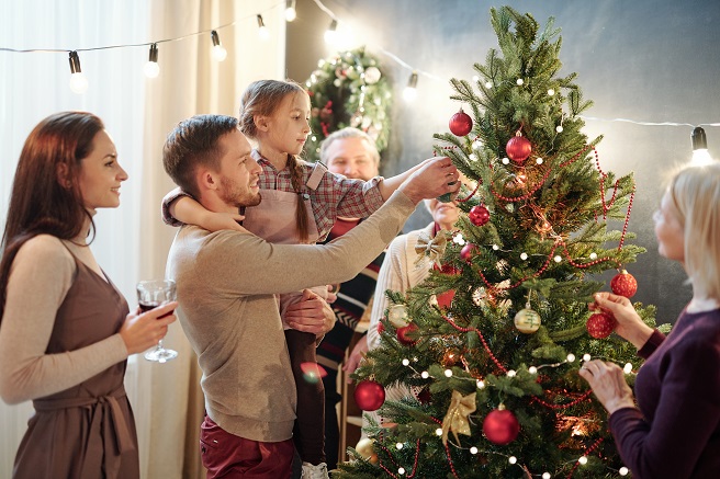 Jak vybrat vánoční osvětlení na stromeček? Vsaďte na světelné řetězy a dekorativní svíčky