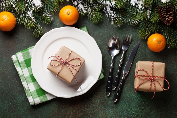 christmas-dinner-plate-silverware-fir-tree-P844Z5C