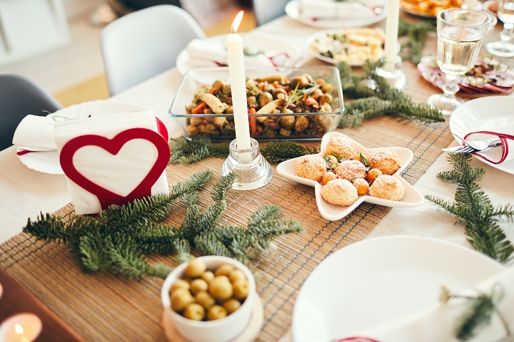 christmas-dinner-table-HGYPRH6