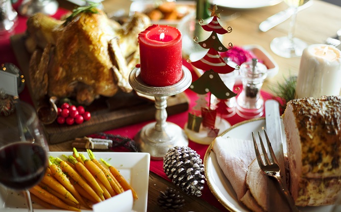christmas-family-dinner-table-concept-PB9KXYM