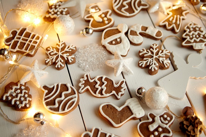 christmas-sweets-composition-gingerbread-cookies-ZR2BWJG
