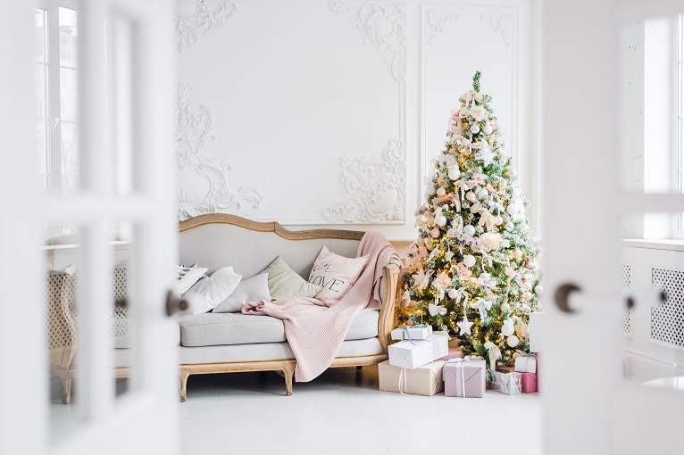 christmas-tree-with-a-white-sofa-in-a-white-room-PDZKXF2