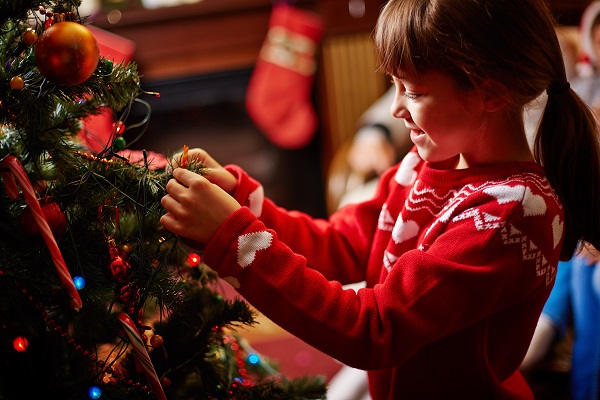 decorating-christmas-tree-PDSVTUK