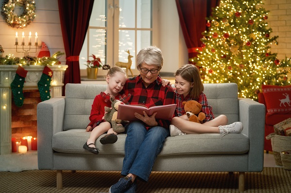 grandmother-reading-to-granddaughters-near-YTQQRDR
