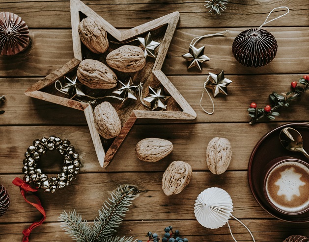 hot-chocolate-and-walnuts-on-a-christmas-night-23LMWSH