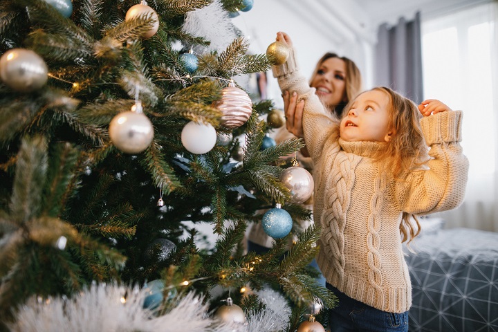 mother-and-daughter-decorating-the-tree-USBHL57