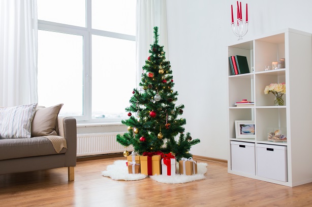 artificial-christmas-tree-and-presents-at-home-P5SERSG