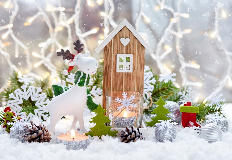 christmas-decorations-little-figure-elk-and-TCUN2SJ