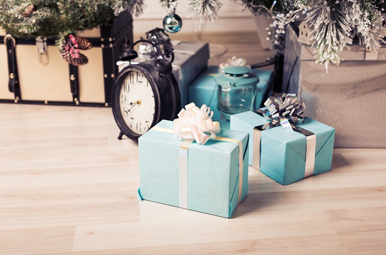 christmas-tree-with-gift-boxes-PQXSANN