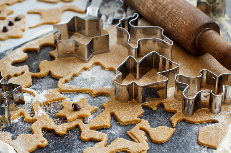 cooking-christmas-cookies-with-cookie-cutters-PNMA2UD