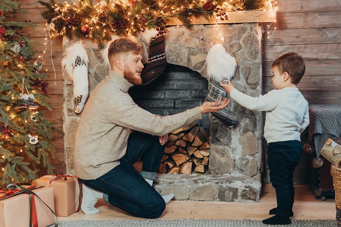 dad-holds-his-son-in-his-arms-and-have-fun-4RU82AE