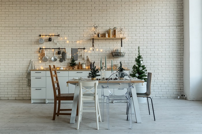 interior-light-kitchen-with-christmas-decor-and-8CKZXGB