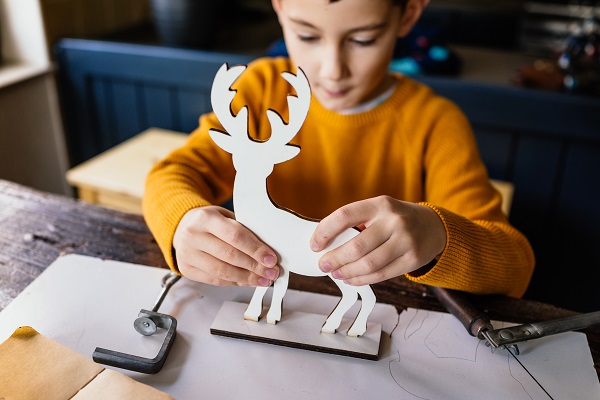 making-wooden-deer-figurine-QELADW9