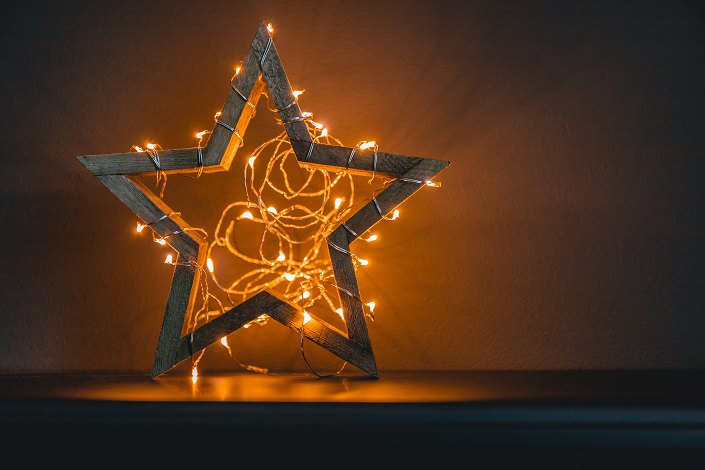 wooden-shiny-star-with-a-festoon-as-a-symbol-of-CATEZH9