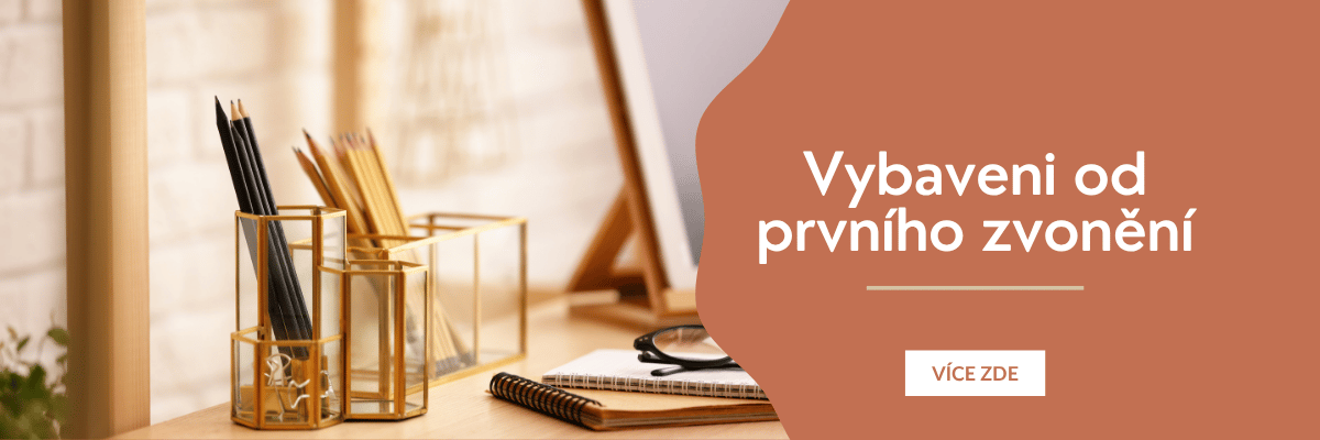 Zlaté stojany s tužkami a sešit na dřevěném stole – vybavení do školy od prvního zvonění v EDAXO