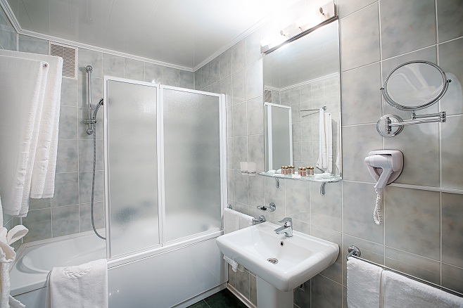 interior-of-a-modern-hotel-bathroom-PP893RL