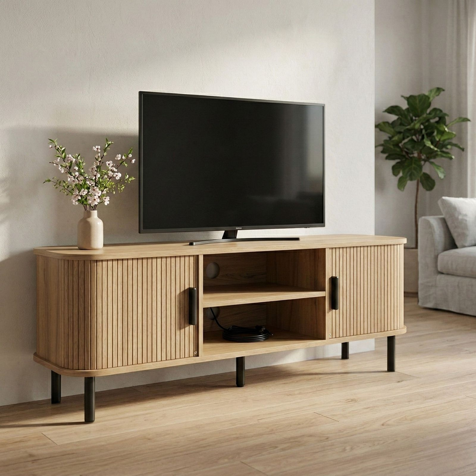 Světlý prádelník do obývacího pokoje ve skandinávském stylu s několika zásuvkami a dekoracemi na horní desce