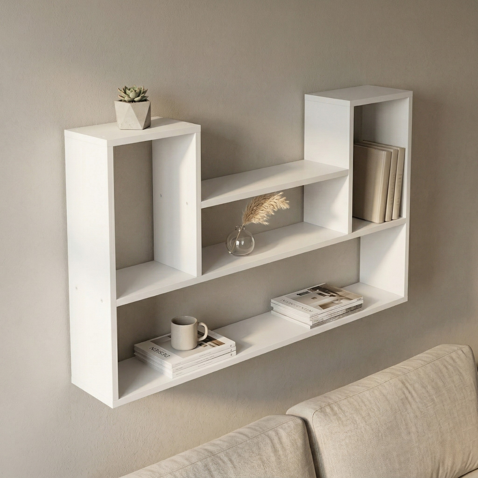 Úzký regál a skříňka do menšího bytu ve skandinávském stylu s košíky, dózami a dekoracemi