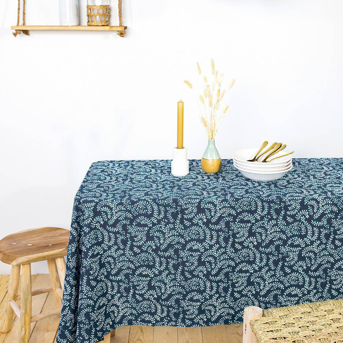 Today Ubrus na obdélníkový stůl, 240 x 140 cm, tmavě modrý s květinovým vzorem tmavě modrá 59323