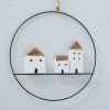 Dekorace na zeď s dřevěnými domečky, GOTAN, Ø 28 cm