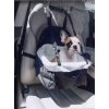 Přívěs na psy připevněný k autosedačce, bezpečný a pohodlný vak na nošení psa