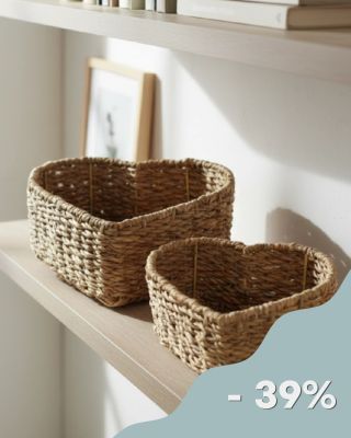 Pořádek může být i krásný. Dva košíky z přírodního mořského trávníku, tvarované do srdce — detail, který promění každou...