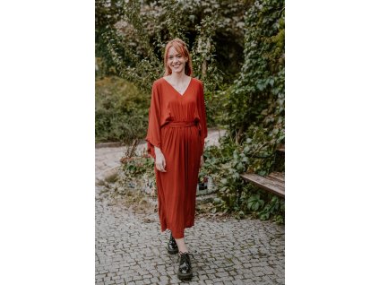 Elegantní cihlové šaty s rozparkem