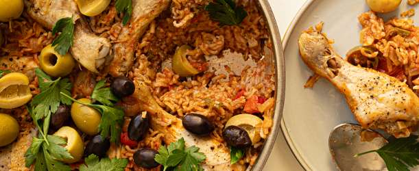 Kuřecí stehna s rýží a olivami na pánvi