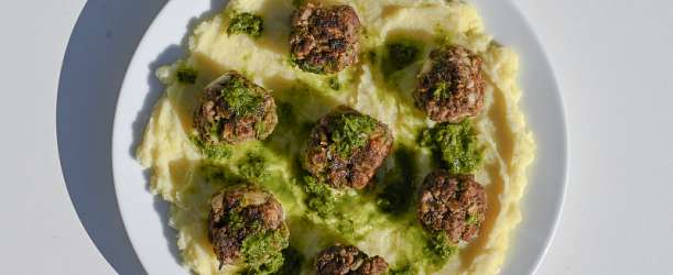 Masové kuličky s manchegovou bramborovou kaší a chimichurri