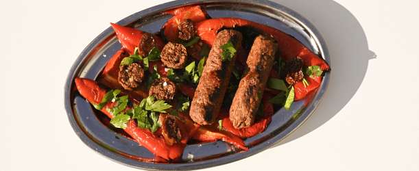 Veganské chorizo s pečenou paprikou a konfitovanými cherry rajčátky