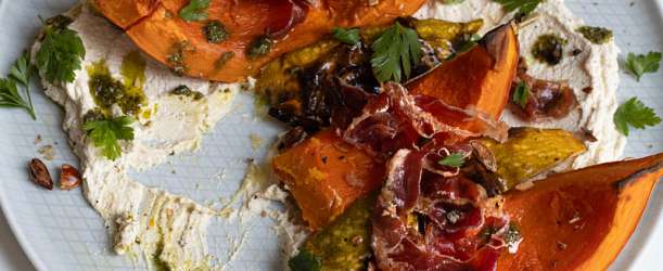 Pečená dýně s křupavým jamónem a pestem