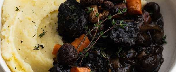 Hovězí guláš z červeného vína