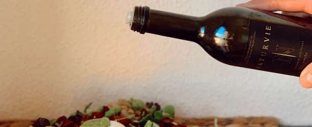 Salát s burratou, lanýži a pestem