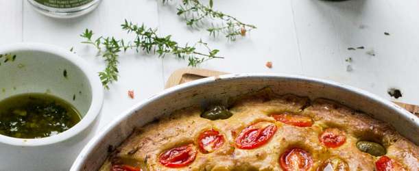 Focaccia s cherry rajčátky a naloženými olivami
