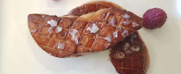 Pečená Foie Gras s malinami a vločkami soli