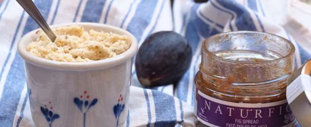 Veganský "sýr" s bylinkami a fíkovou marmeládou