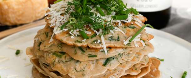 Bylinkové placičky se sýrem manchego