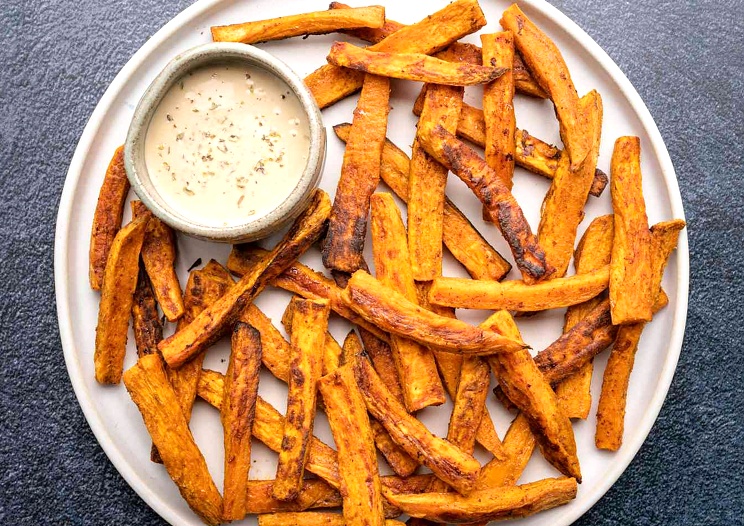 Grilované batáty s limetkovým jogurtem a sezamem (receptyonline.cz)