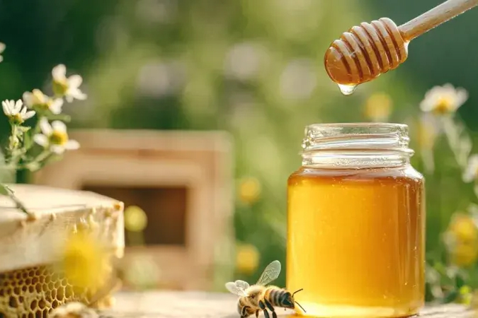 Med je tekuté zlato plné vitaminů, ale v horkém čaji ho ničíte! Zjistěte, proč se z něj stává luxusní delikatesa, a upečte si božské rodinné medové řezy (apetitonline.cz)