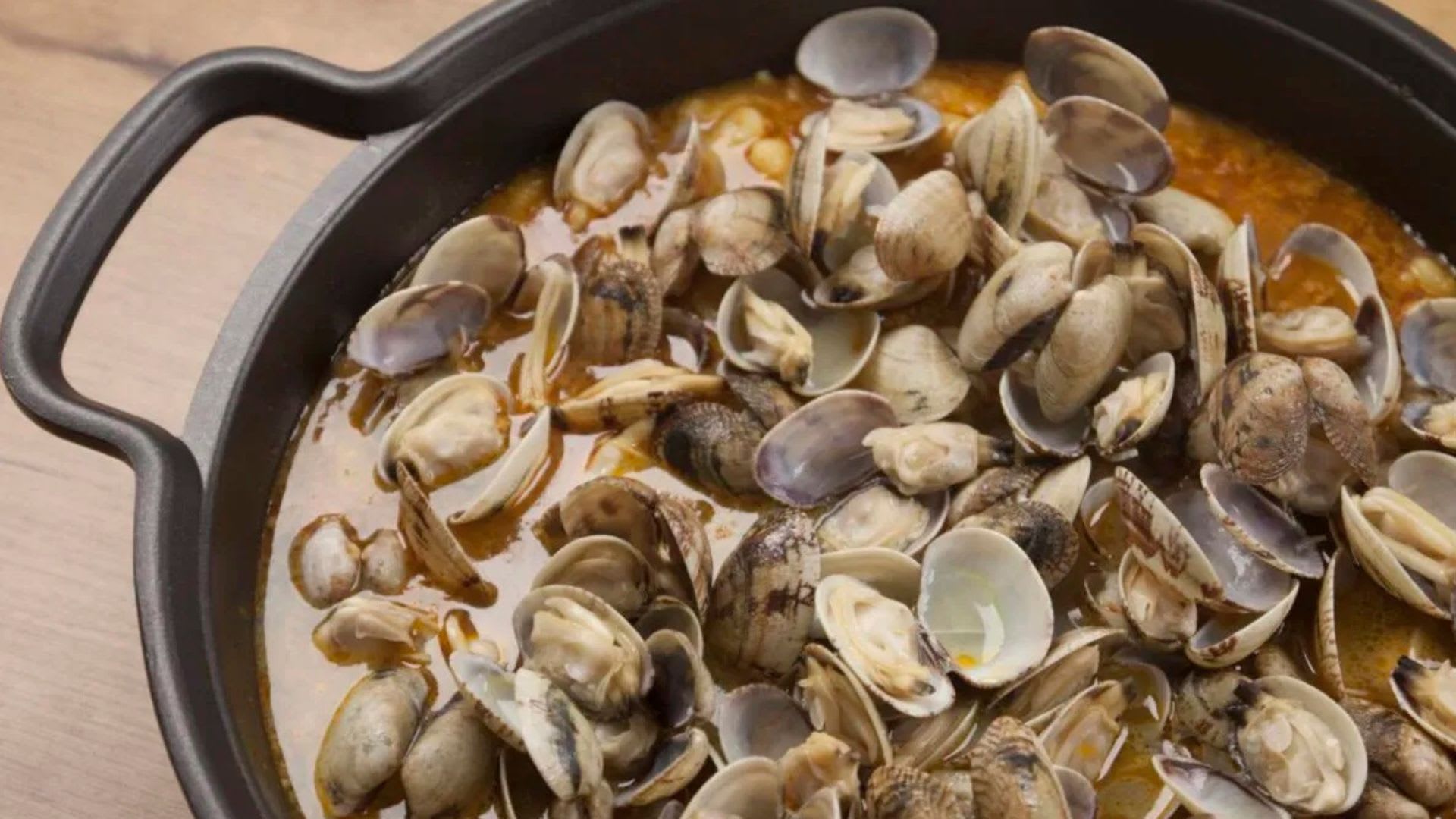 Almejas a la Marinera – španělská delikatesa z mušlí, sherry a bylinek (fresh.iprima.cz)