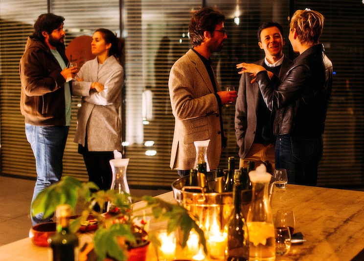 Hostíte důležitou večeři s nadřízeným, zaskočila vás nečekaná návštěva? Podívejte se na tipy, jak své hosty oslnit a připravit jim skvělý večer (receptyonline.cz)