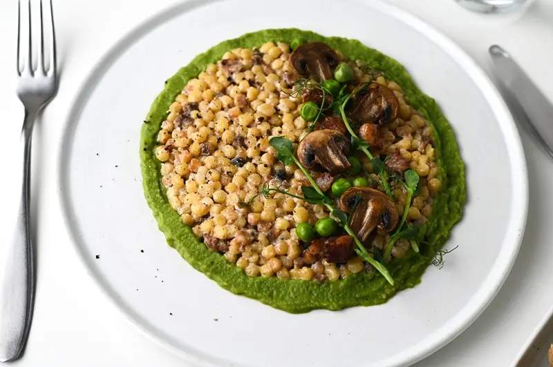 Smetanová fregola s papada curada a trojím hráškem (zenysro.cz)