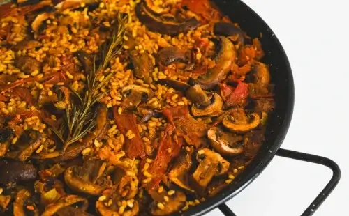 Španělská šafránová rýže s houbami a grilovanými paprikami (restaurant-guide.cz)