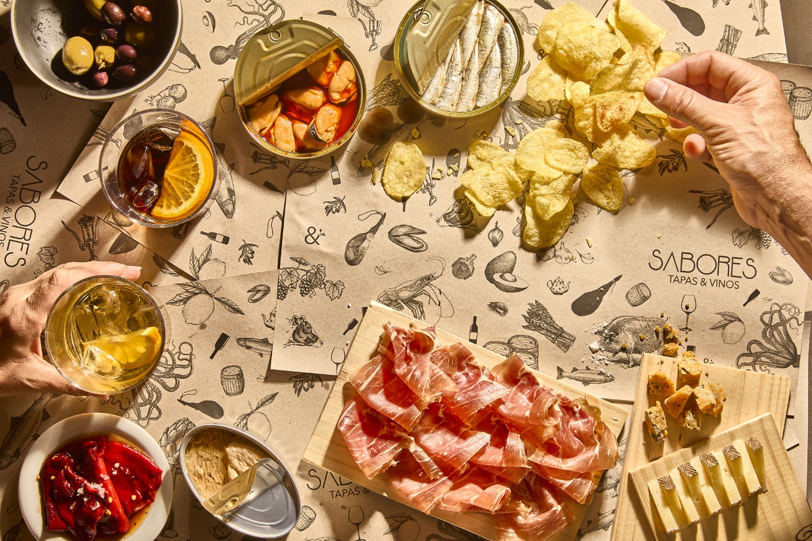 Tapas, sardinky, vermut, ančovičky, tuňák